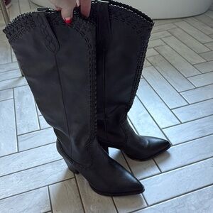 Super cute and comfy boots.